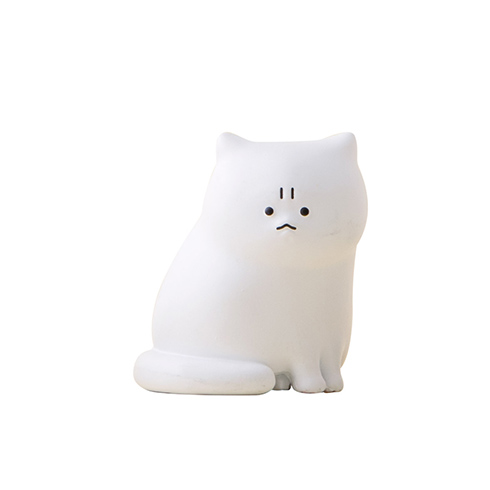 ななめに座って怒ってる猫ちゃん
